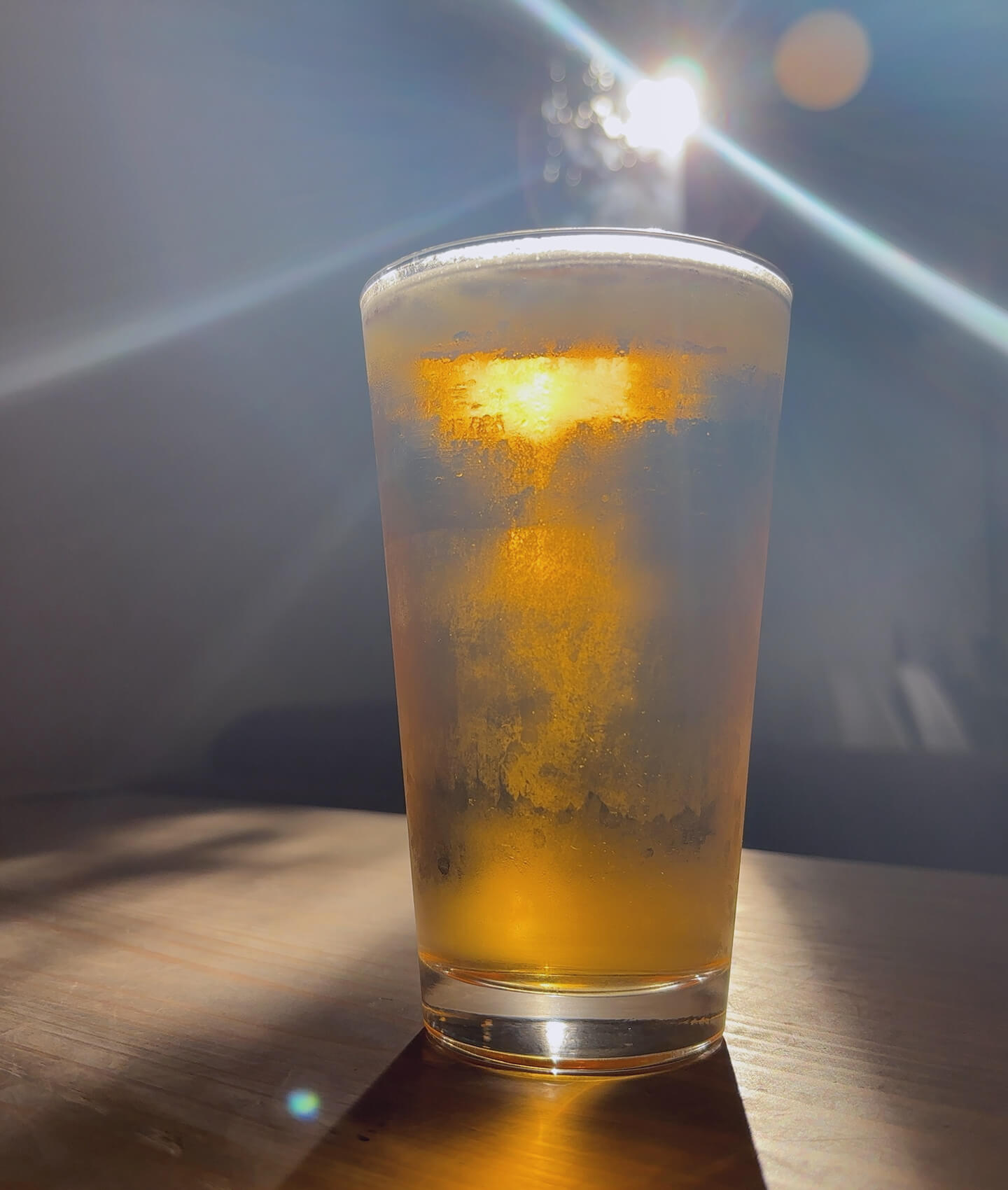 店内に差し込む光とグラスビール