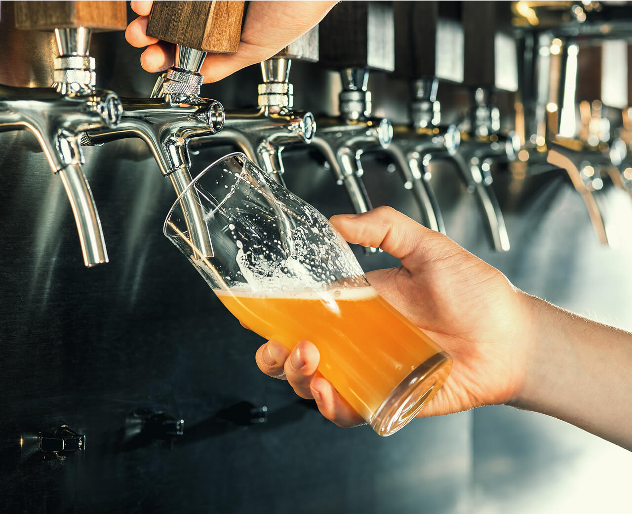 複数のタップ、注がれるビールの様子