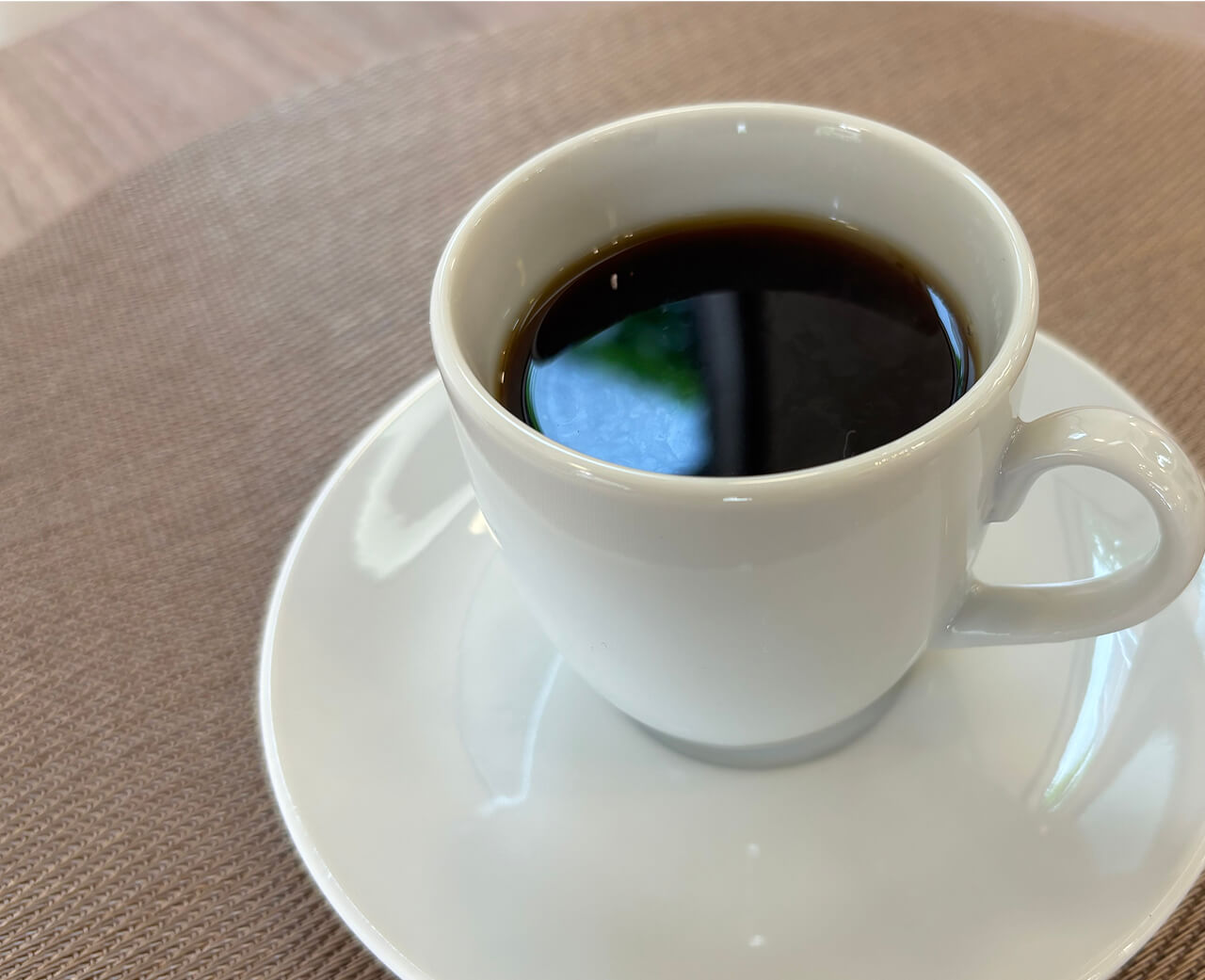白いコーヒーカップに入ったブラックコーヒー