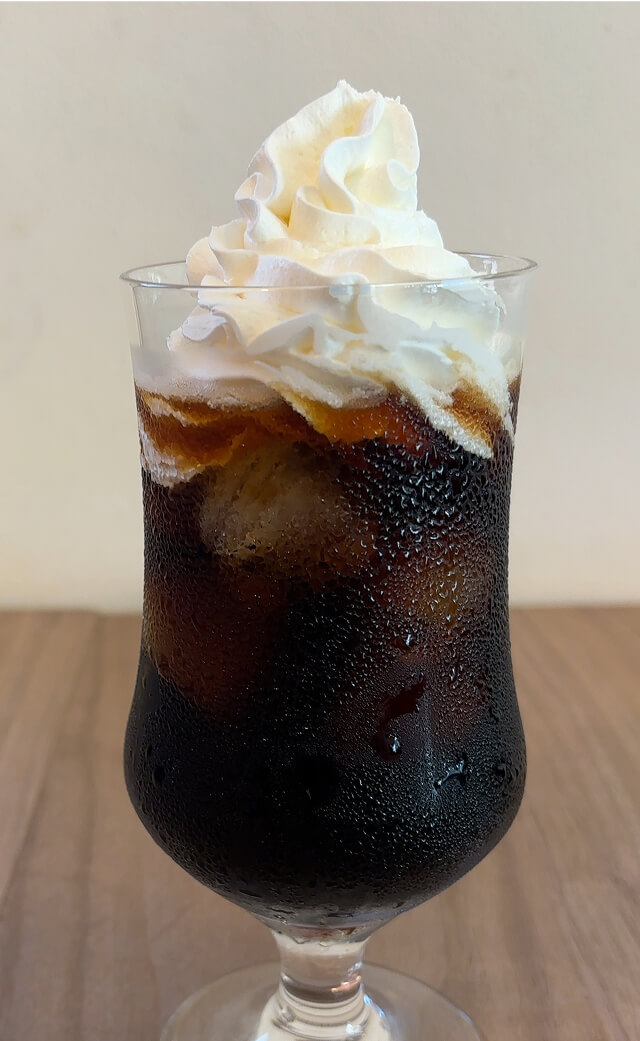 白いクリームが乗ったコーヒーフロート